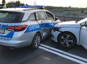 Pościg za skradzionym autem. Nietrzeźwy kierowca staranował radiowóz