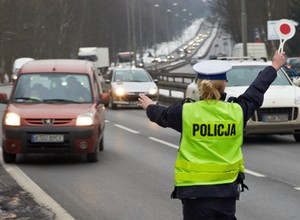 Policjanci bawią się w szeryfów. Jak powinna wyglądać kontrola drogowa?