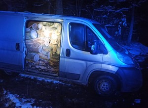 Bus w lesie wydał im się podejrzany. Kierowca od razu się przyznał