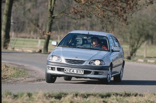 Lancia Lybra, Peugeot 406, Toyota Avensis i VW Passat - Który dalej i bezpieczniej zawiezie rodzinę?