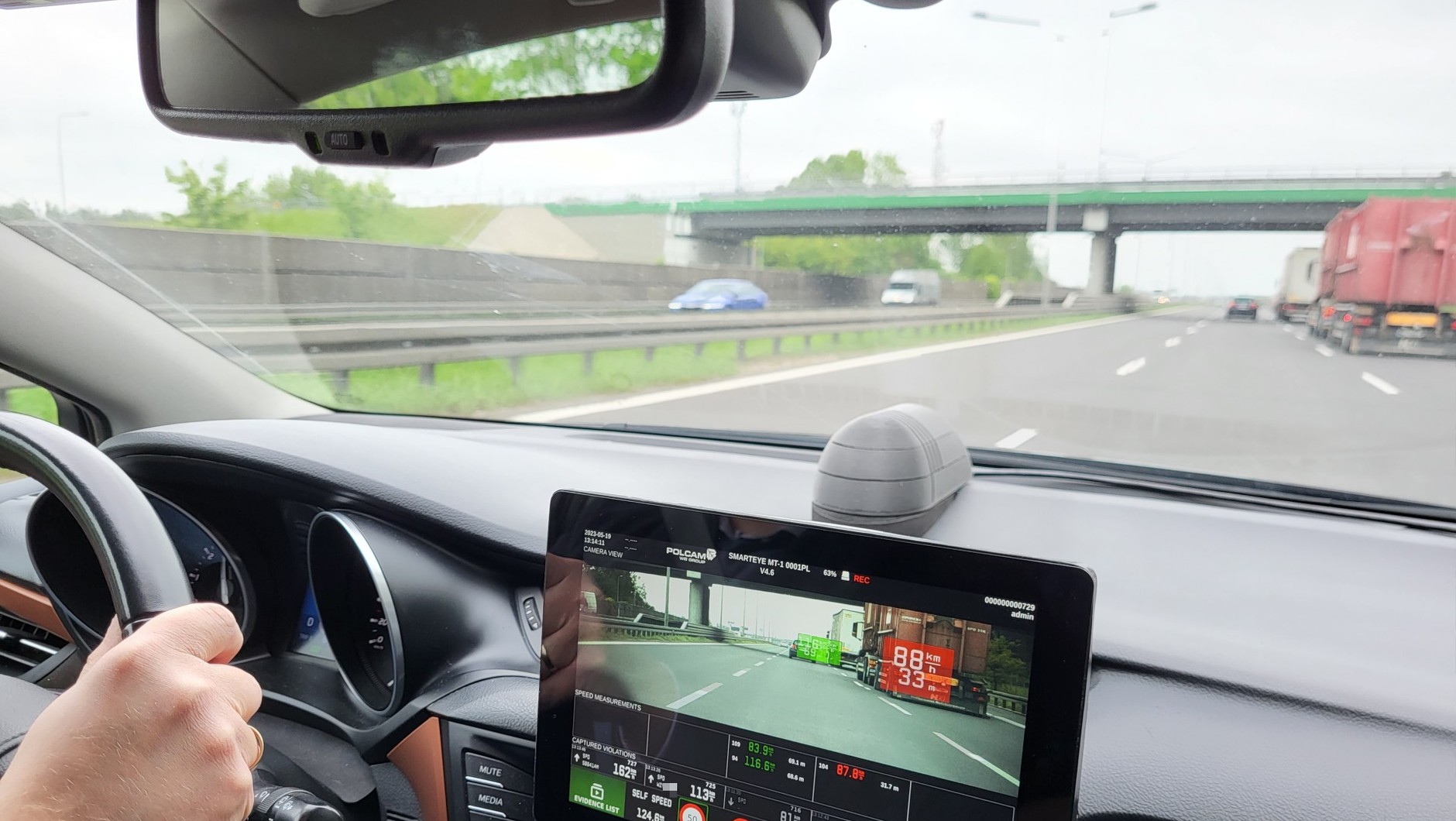 Polcam SmartEye MT-1 rozpoznaje nie tylko numery rejestracyjne, ale też typ, rodzaj czy model pojazdu.  Urządzenie odróżnia auta ciężarowe od osobowych, a dla poszczególnych typów pojazdów da się zdefiniować odrębne ograniczenia prędkości.