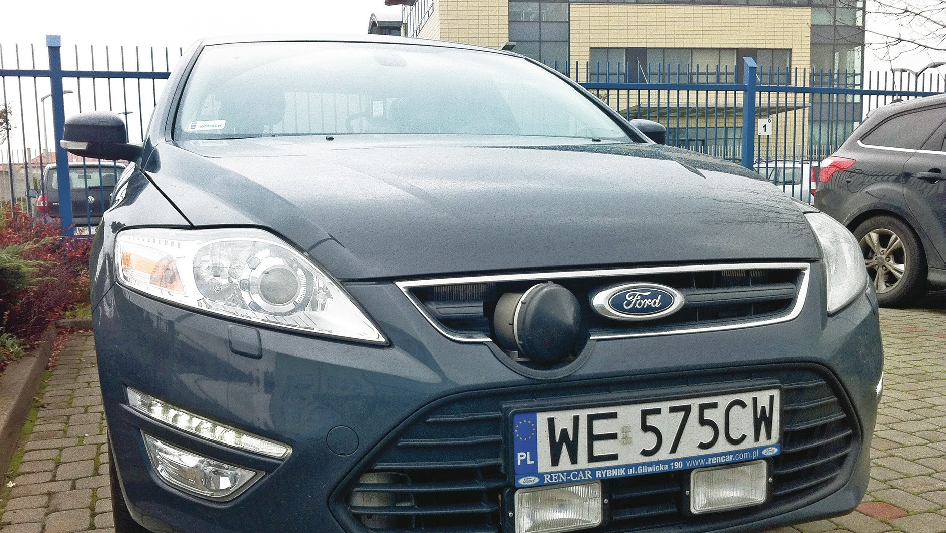 Nieoznakowany Ford Mondeo z głowicą radaru GITD