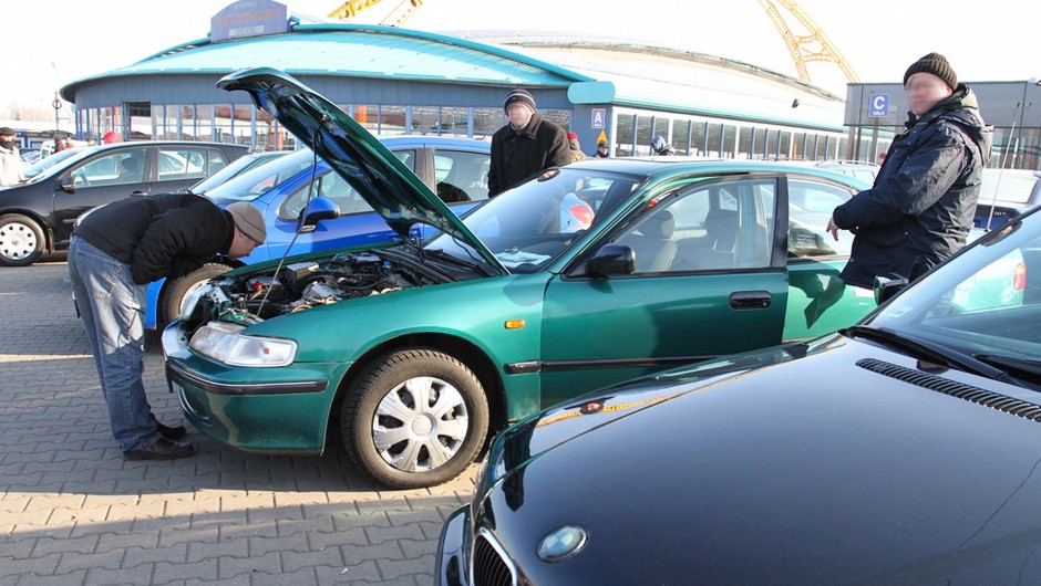 Jak kupić auto sprowadzone i... nie wpaść w kłopoty