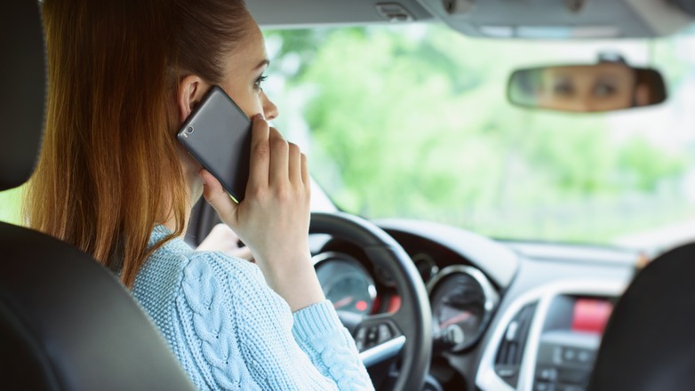 Korzystanie z telefonuy w samochodzie