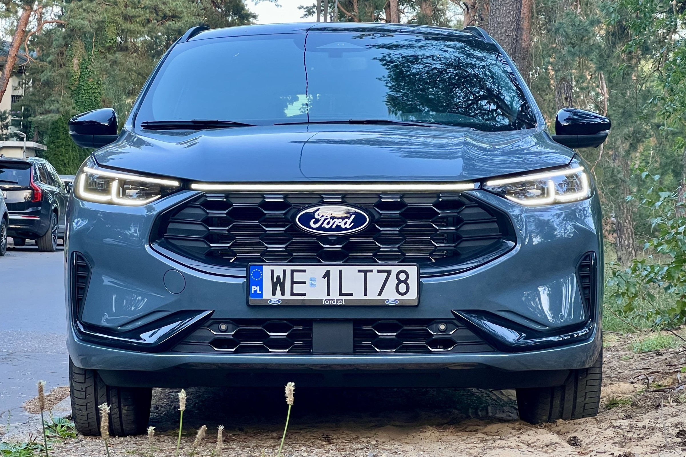 Ten popularny kompaktowy SUV jest tańszy w wersji hybrydowej niż spalinowej. Znam szczegóły