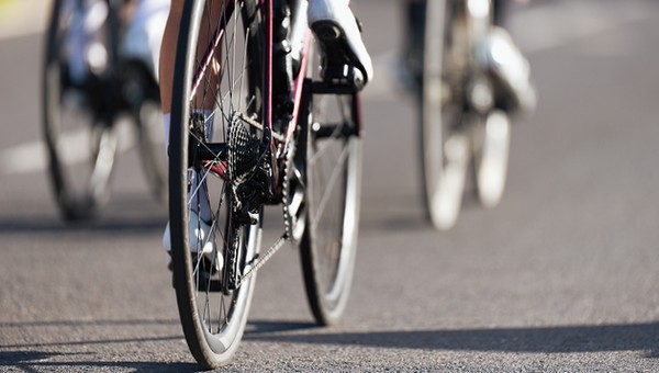 Awantura na drodze dla rowerów. Kolarz myślał, że zawsze ma pierwszeństwo