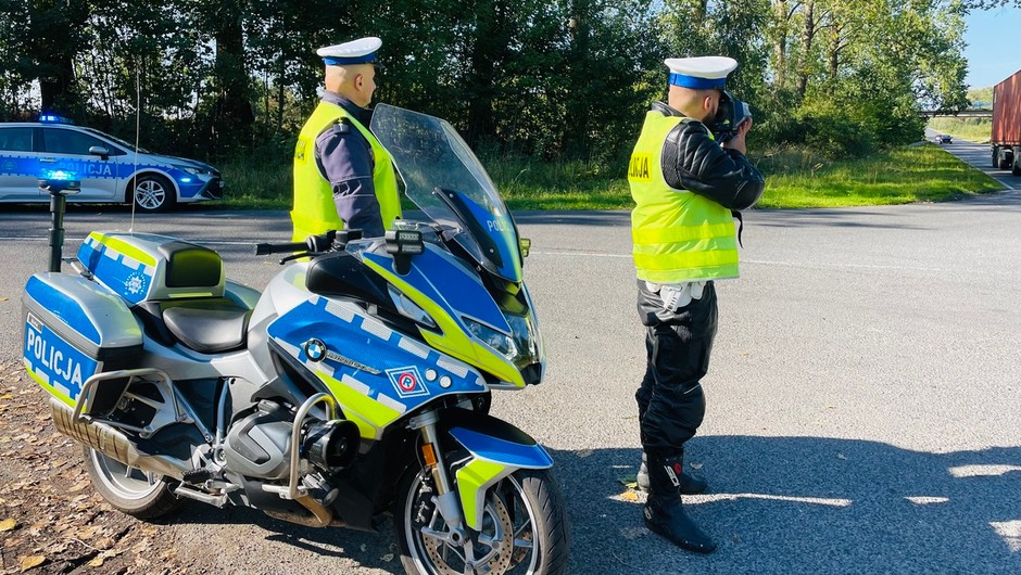 Obraz pochodzący z serwisu https://stargard.policja.gov.pl/zst/dzialania-policji/aktualno/64401,Kierujaca-Mazda-ukarana-mandatem-za-przekroczenie-predkosci-a-jej-pasazer-trafil.html