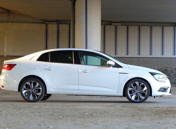 Renault Megane GrandCoupé TCe 130 - to po prostu zwykły sedan | TEST