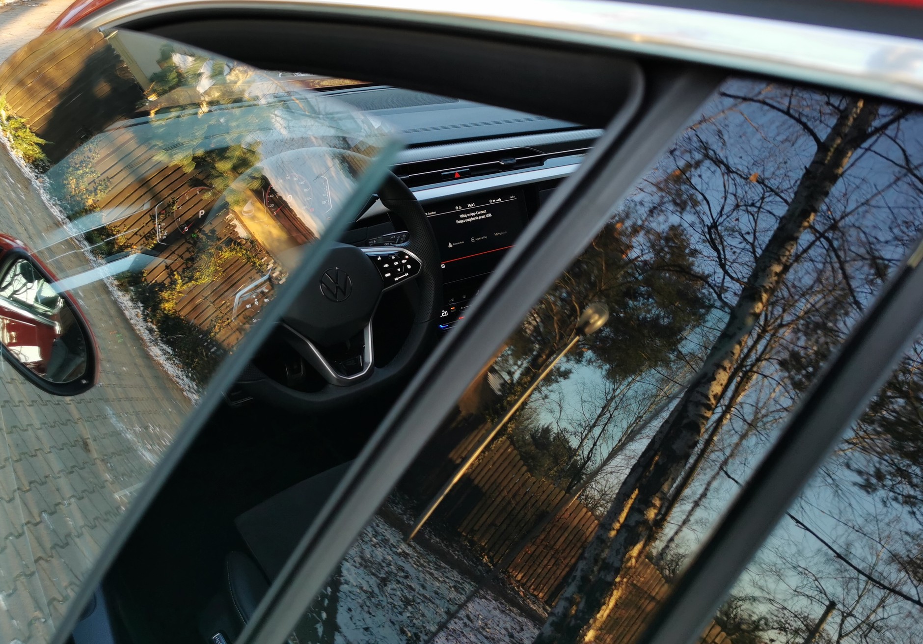 VW Arteon ma bezramkowe drzwi