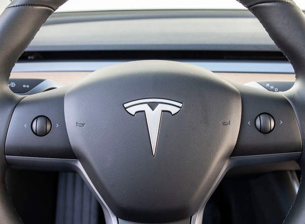 Tesla prowadzona przez Autopilota, a kierowca siedzi na fotelu pasażera! [nagranie]