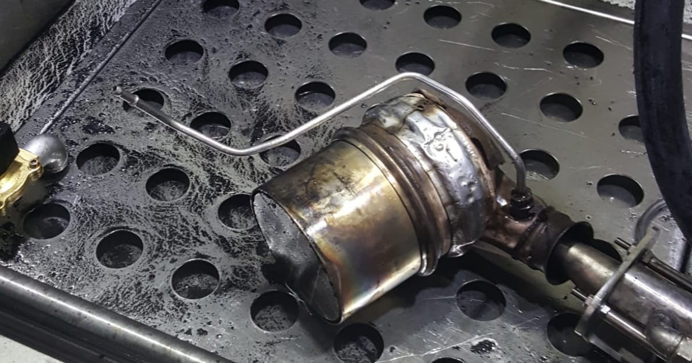 Czyszczenie filtra DPF: sł¨żą do tego specjalne maszyny przepuszczające przez urządzenie zawirowaną mieszankę płynu czyszczącego z powietrzem 