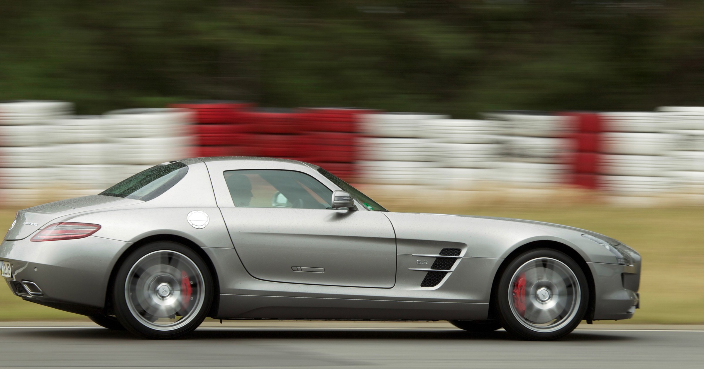 Mercedes SLS z aktywnym zawieszeniem