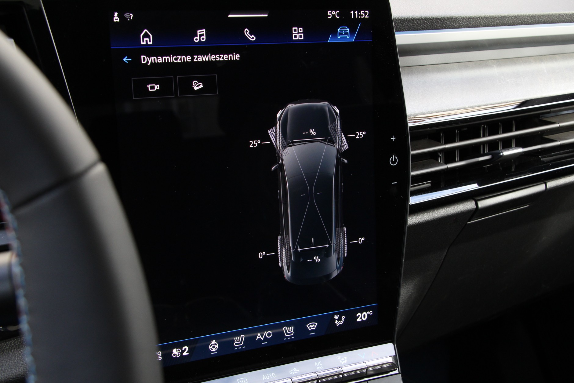 Renault Rafale w najwyższej wersji ma nie tylko napęd 4x4 lecz także tylne koła skrętne – to zmniejsza wyraźnie promień skrętu