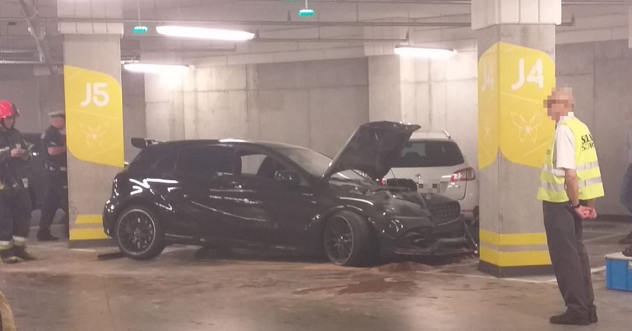 Rozbity Mercedes na parkingu podziemnym