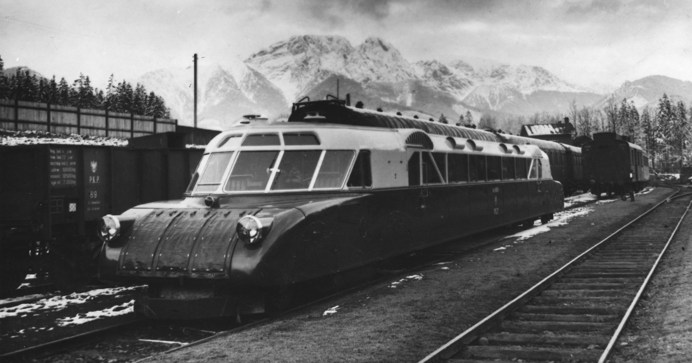 „Torpeda podhalańska" na dworcu kolejowym w Zakopanem (zdjęcie z 1936 r.)