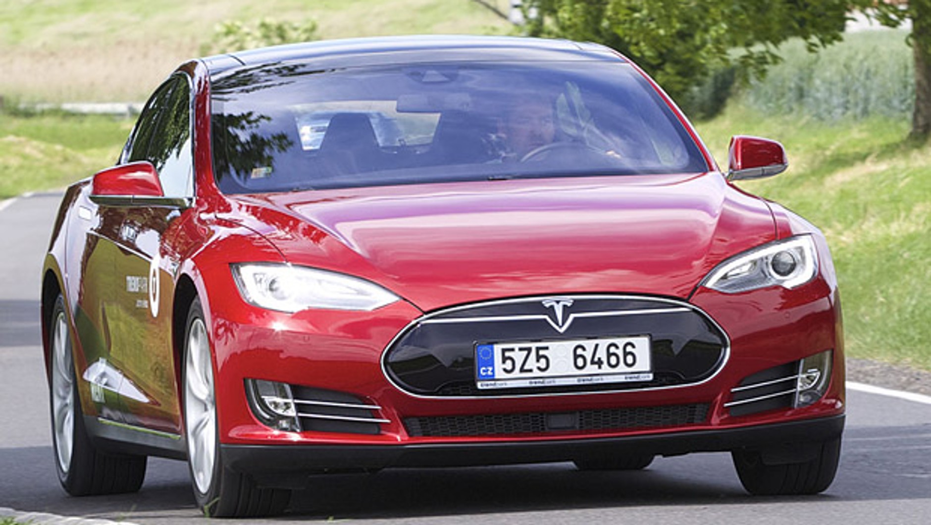 Tesla Model S: uwaga na egzemplarze po szkodach całkowitych. Za darmoi ch nie naładujesz