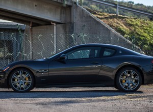 Adam Kornacki wyjaśnia sprawę z urwanymi drzwiami Maserati. Ile kosztowała naprawa?
