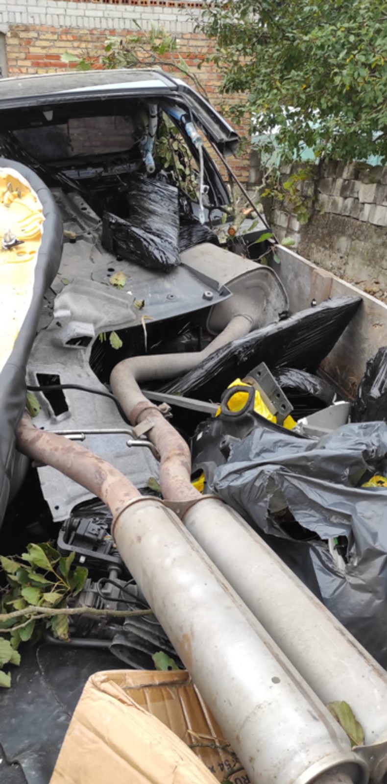 Wieźli go rozrzutnikiem. Uwagę policjantów przykuł jeden szczegół