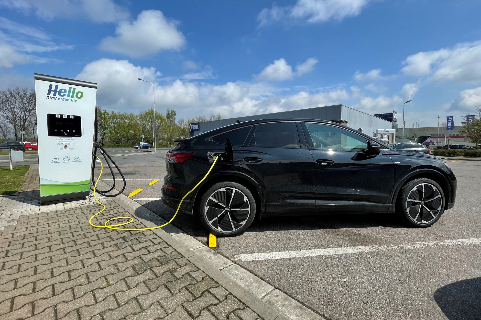 Do wolniejszego ładowania z gniazda AC musiałem mieć swój kabel