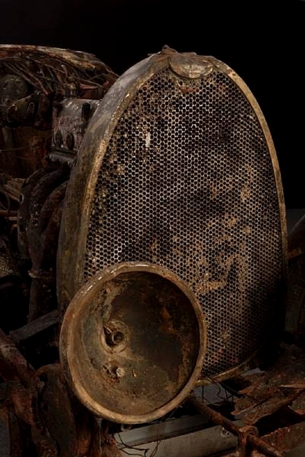 Kupa złomu Bugatti, należąca do Polaka, warta 400 tys. zł