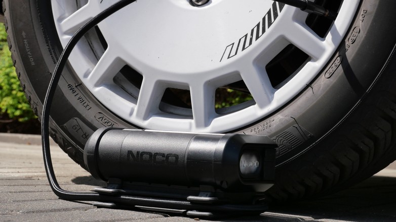 Noco AX65 – kompresor, powerbank rozruchowy i lampa w jednym