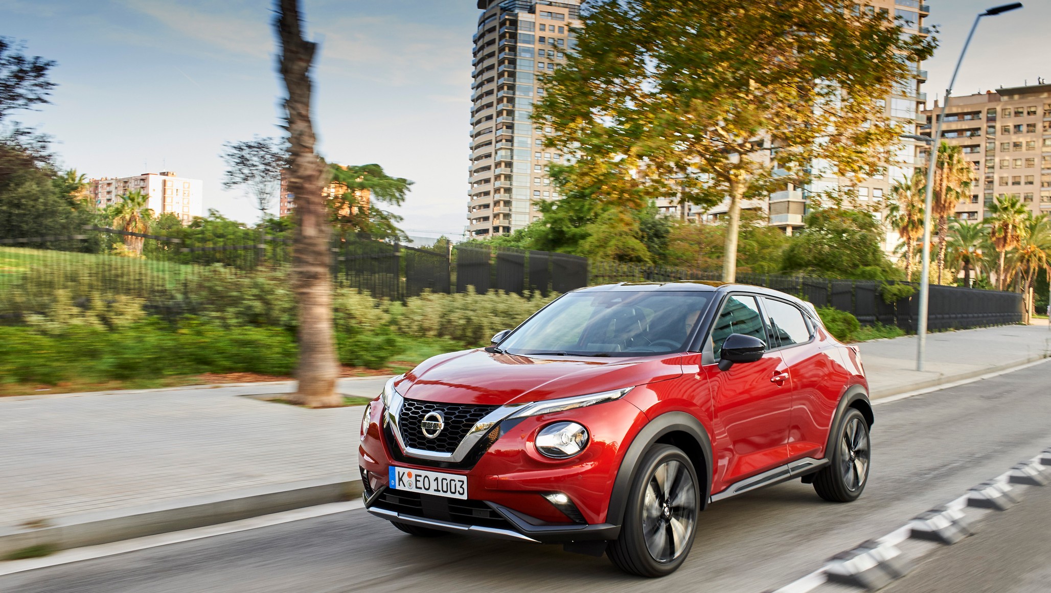 Druga generacja Nissana Juke’a pojawiła się na rynku w 2019 r. i kontynuuje dzieło zapoczątkowane przez Juke’a I. Czyli mamy tu przede wszystkim mocno indywidualny styl kosztem wysokiej praktyczności