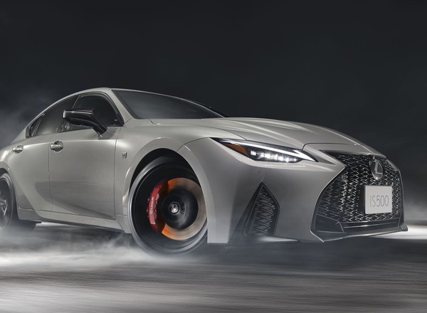 To jedno z ostatnich wolnossących V8 premium w historii. Teraz zyskało wyjątkową oprawę