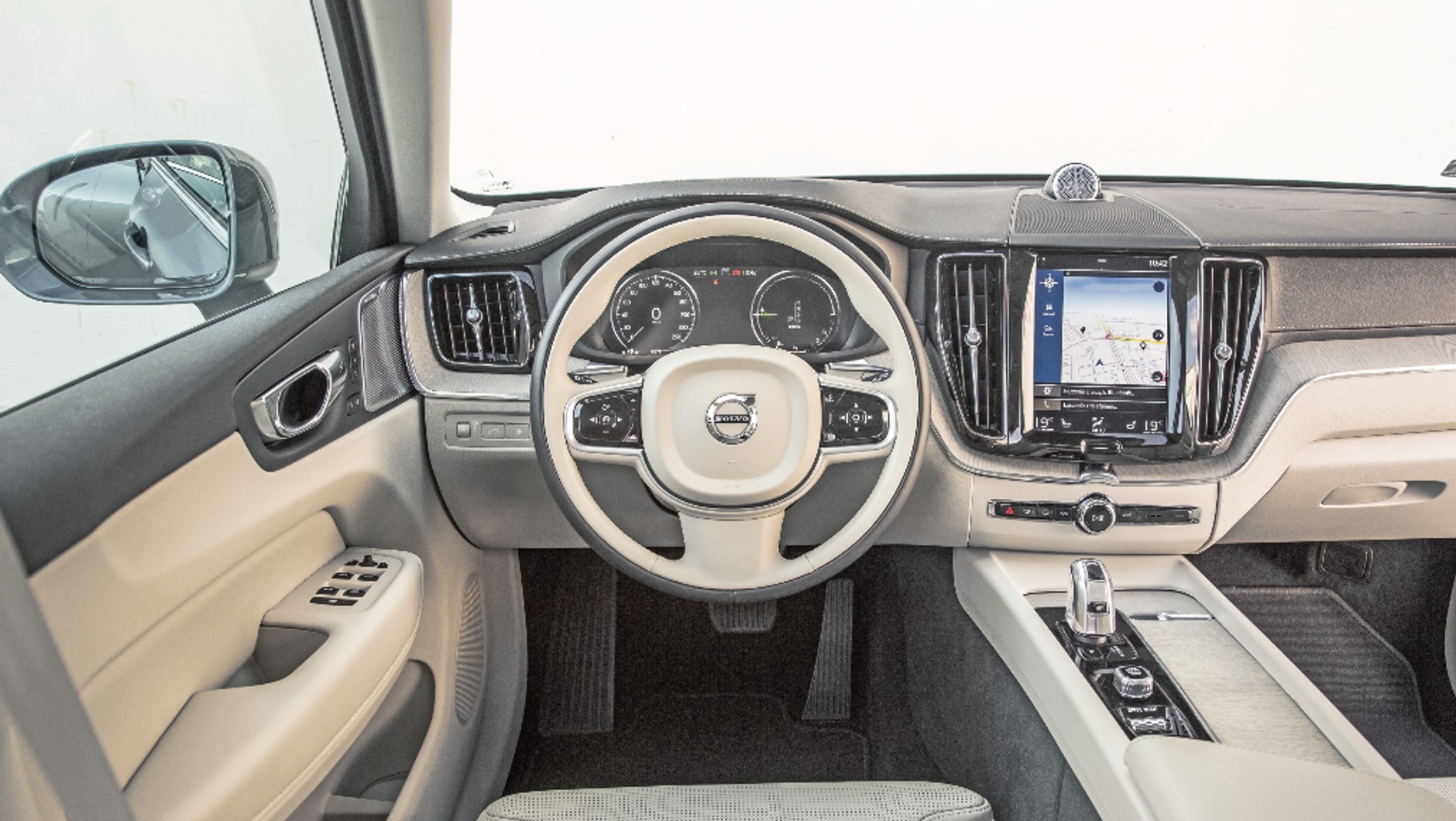 Wygląd kokpitu typowy dla innych modeli Volvo. Sporo przestrzeni w kabinie, którą wykończono dobrymi materiałami