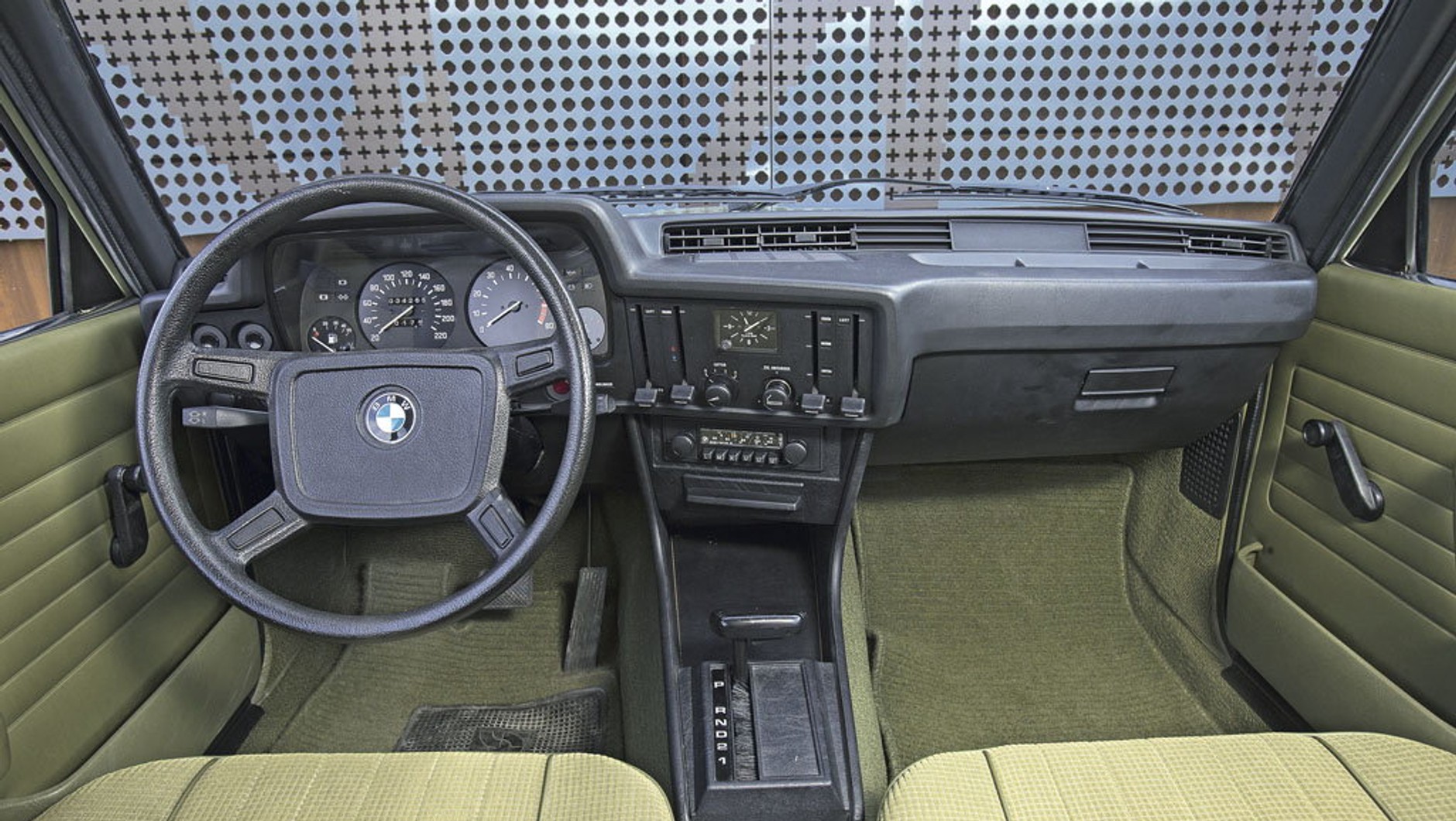 Zorientowanie środkowej części kokpitu na kierowcę jest genialnym pomysłem BMW. We wnętrzu zrezygnowano z wszelkich ozdobników. Nic nie mogło odwracać uwagi od głównego zadania, czyli prowadzenia