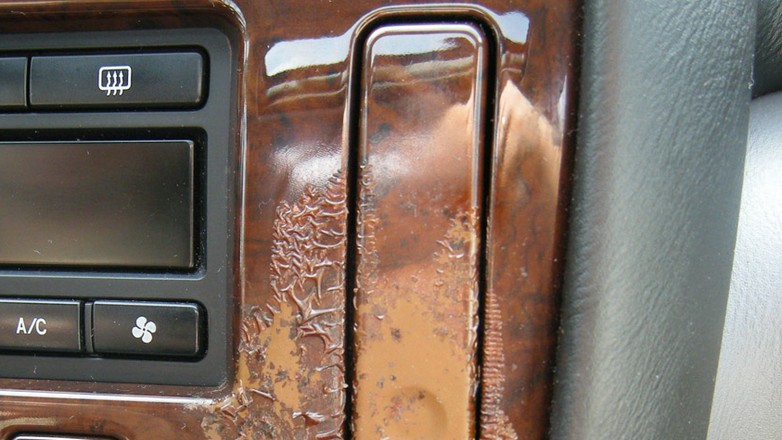 Uwaga, zapachy do auta niszczą kokpity!