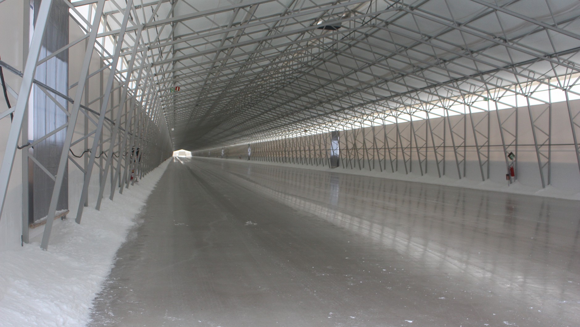 700-metrowa hala z podłogą pokrytą lodem