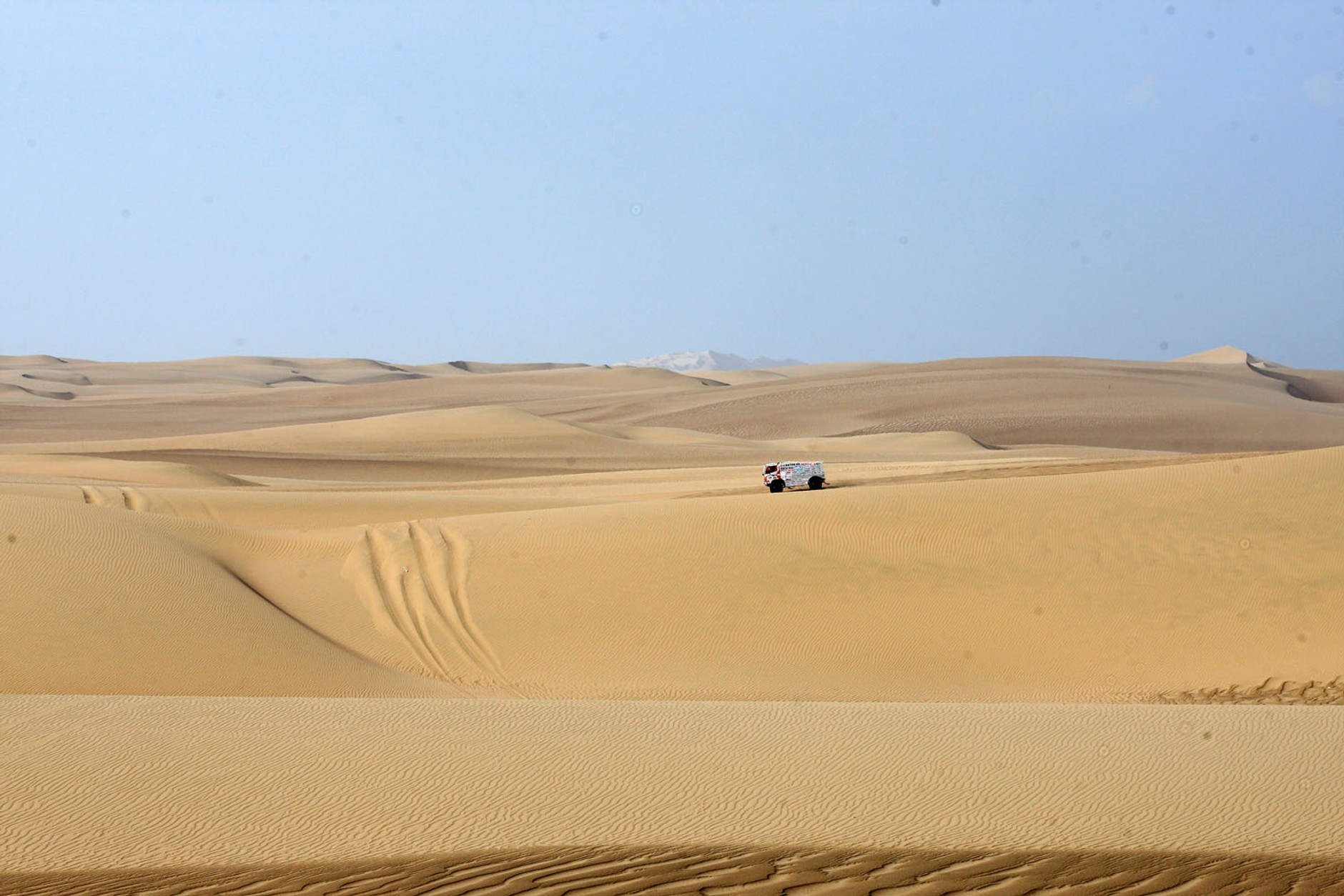Dakar 2013: Hołowczyc zawiedziony, Sainz utknął na wydmach (2. etap, wyniki, galeria)