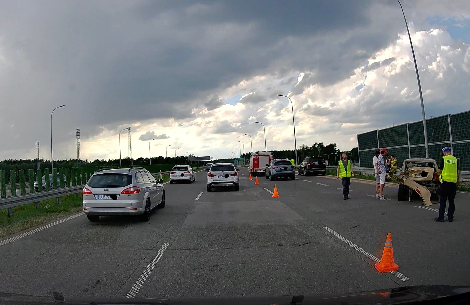 Nagranie za dnia – stop-klatka nie jest idealna, ale bez problemu pozwala na odczytywanie numerow rejestracyjnych