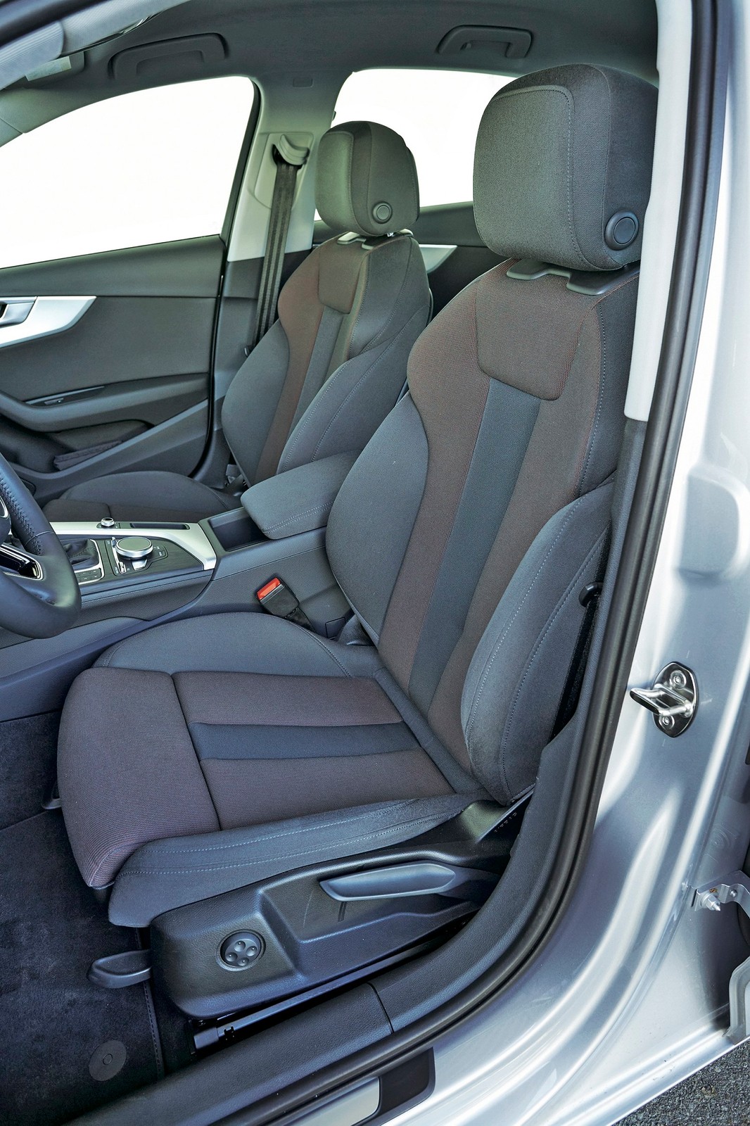 Benzynowe sedany - Audi A4, BMW 318i, Mercedes C 180 i VW Passat - dane techniczne, wymiary, spalanie