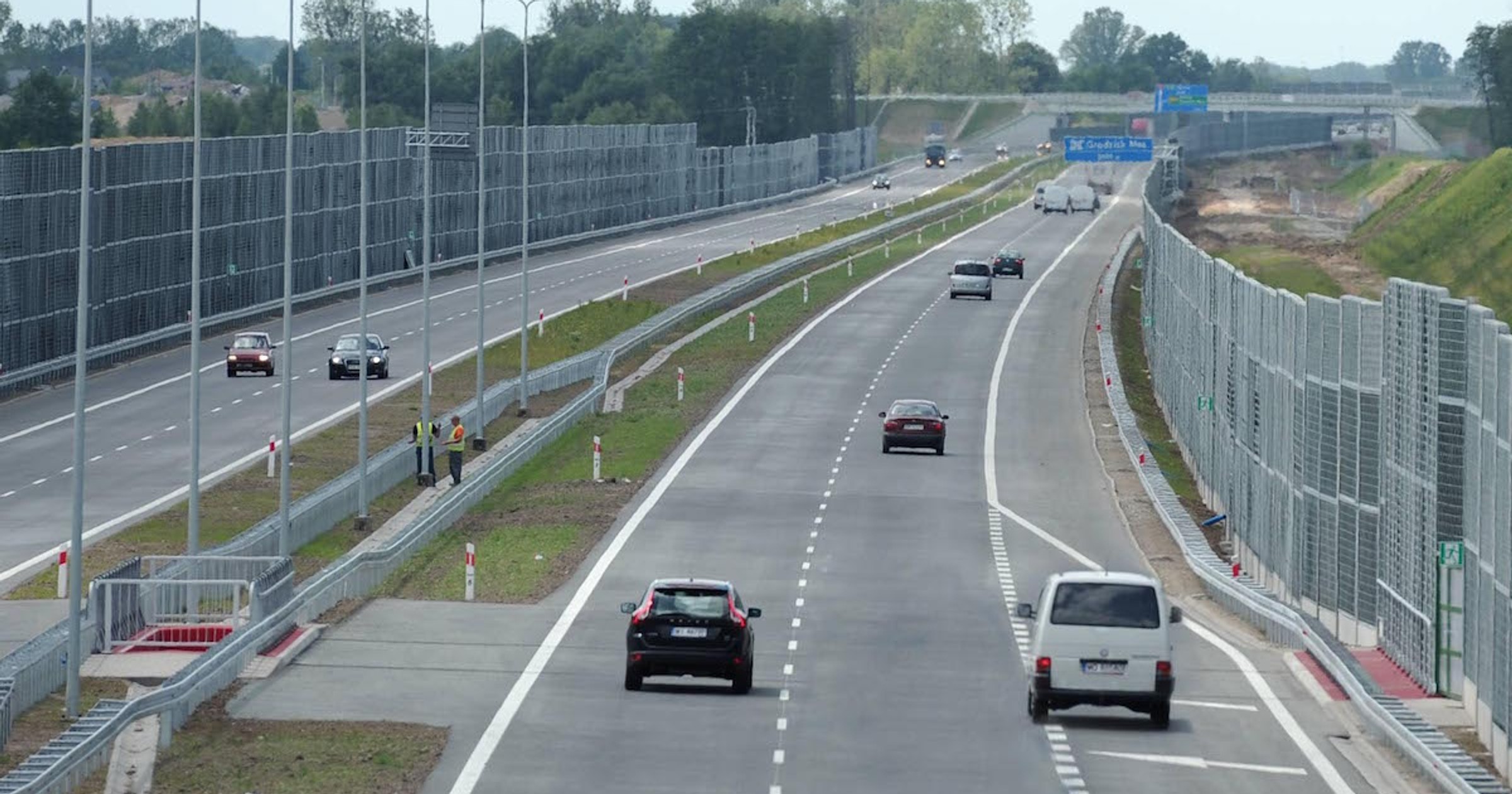 Kierowcy jadący prawym pasem autostrady, widząc samochód zamierzający włączyć się do ruchu, powinni – w miarę możliwości – ułatwić mu to i zjechać na lewy pas.