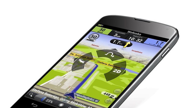 Wystarczy przesunąć palcem w określonym kierunku by aktywować określoną funkcję. Prócz objazdu jest podgląd mapy w trybie 2D: z funkcją traffic oraz bez niej by ułatwić wyszukiwanie celów na mapie