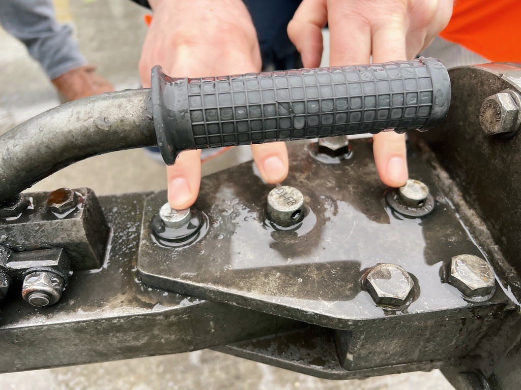 "Szpilki" pełniące funkcję bezpiecznika