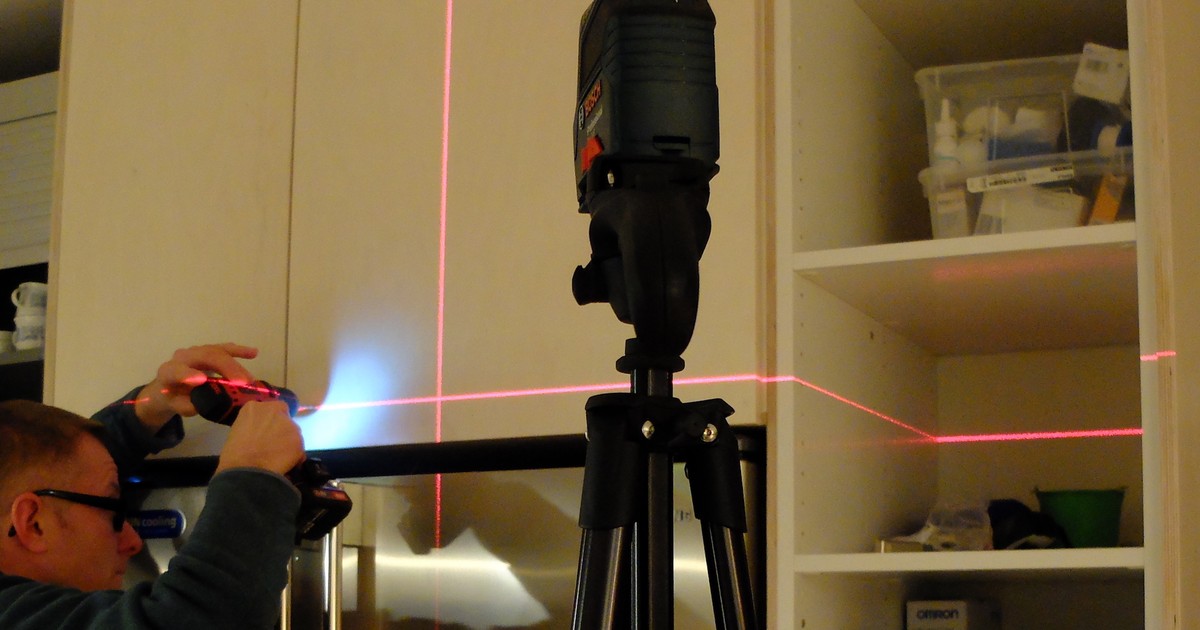 Jeśli masz laser krzyżowy, zwykła poziomica też się przyda, ale zdecydowanie rzadziej