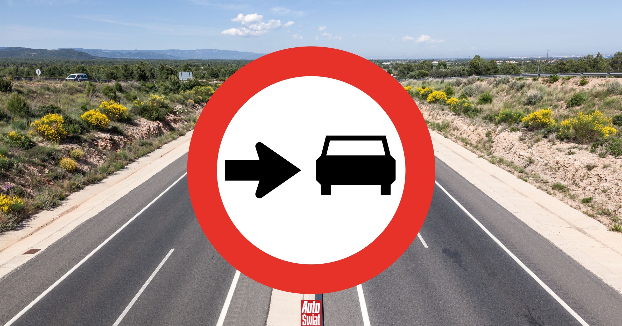 Znak z czarną strzałką w prawo przypomina kierowcy ważną rzecz. Jest potrzebny w Ameryce, ale nie u nas