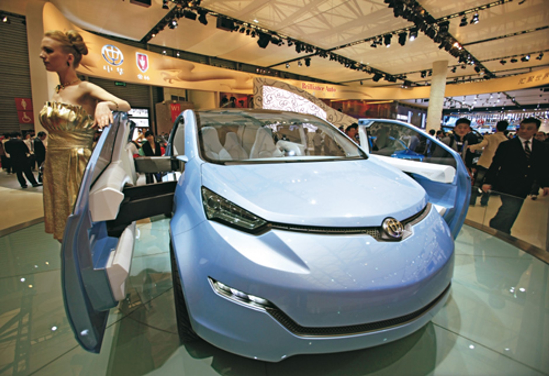 Szanghaj Motor Show. Zobacz jak Chińczycy dostają  skrzydeł