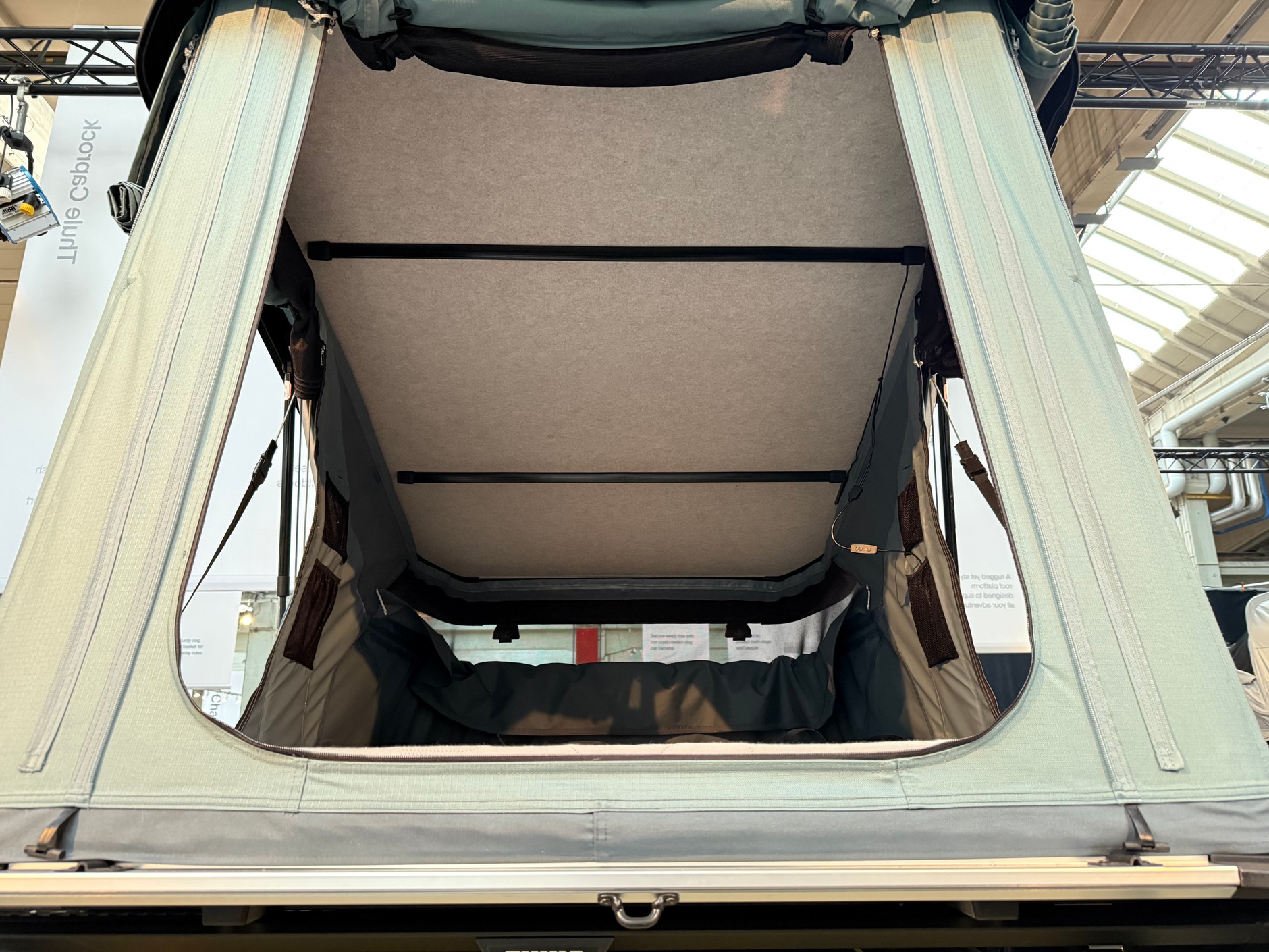 Nowy, sztywny namiot dachowy Thule – sufit wyposażony jest w zintegrowane oświetlenie