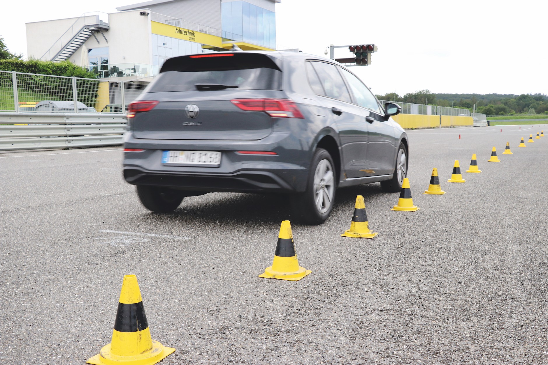 Próby na suchej nawierzchni: test opon całorocznych w rozmiarze 205/55 R16