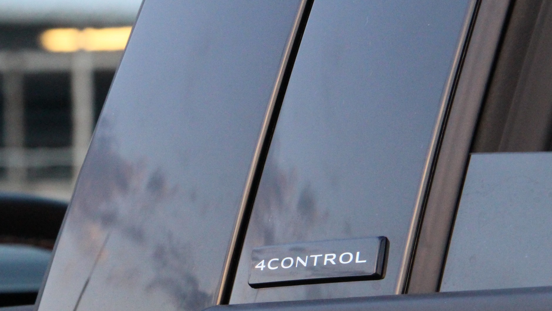 Renault Austral full hybrid E-Tech 200 esprit Alpine. Niektórzy myślą, że ta tabliczka oznacza napęd 4x4 – prawda jest jednak inna. 