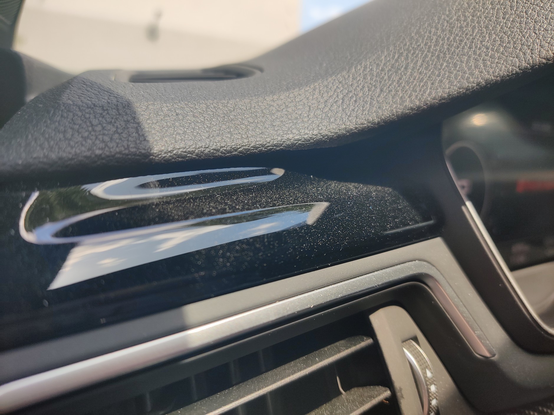 Żółty pył na karoserii i we wnętrzu