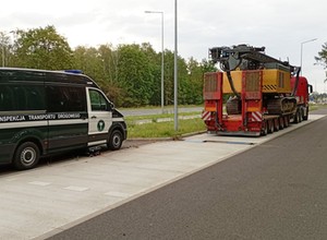 Inspektorzy oniemieli, gdy spojrzeli na wagę. Kierowca przesadził z palownicą