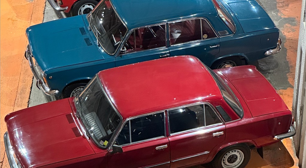 Poza wyrobami FSO i pojazdami z czasów PRL-u w Muzeum w Fabryce pokazywane są też auta zachodnie. Kolekcja liczy niemal 240 pojazdów