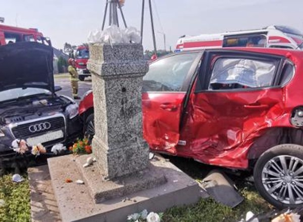 Zderzenie Audi z Peugeotem w Wójcinku. Ucierpiały dwie osoby