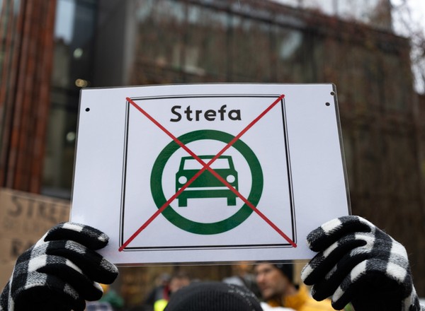 Bunt przeciwko Strefie Czystego Transportu w Krakowie. Tną znaki jeden za drugim