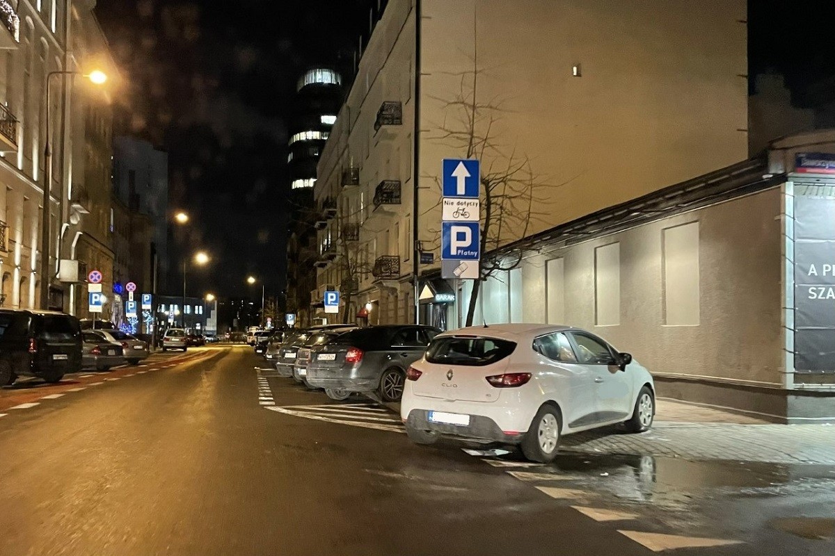 Jeśli to auto będzie tam stało kilka dni, to bardziej się opłaca dostać mandat, niż opłacać strefę płatnego parkowania