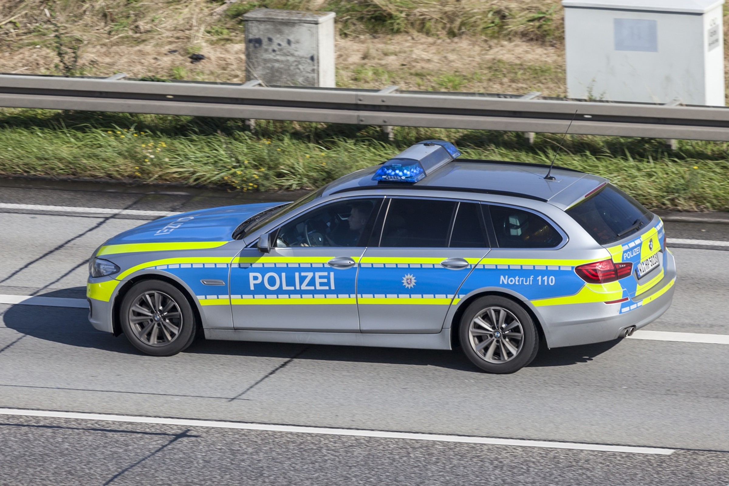 Radiowóz jedzie zygzakiem po autostradzie. Pod żadnym pozorem go nie wyprzedzaj
